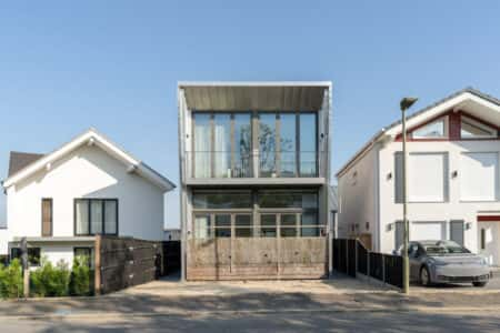 Outside Oxford, an angular family home breaks the mold