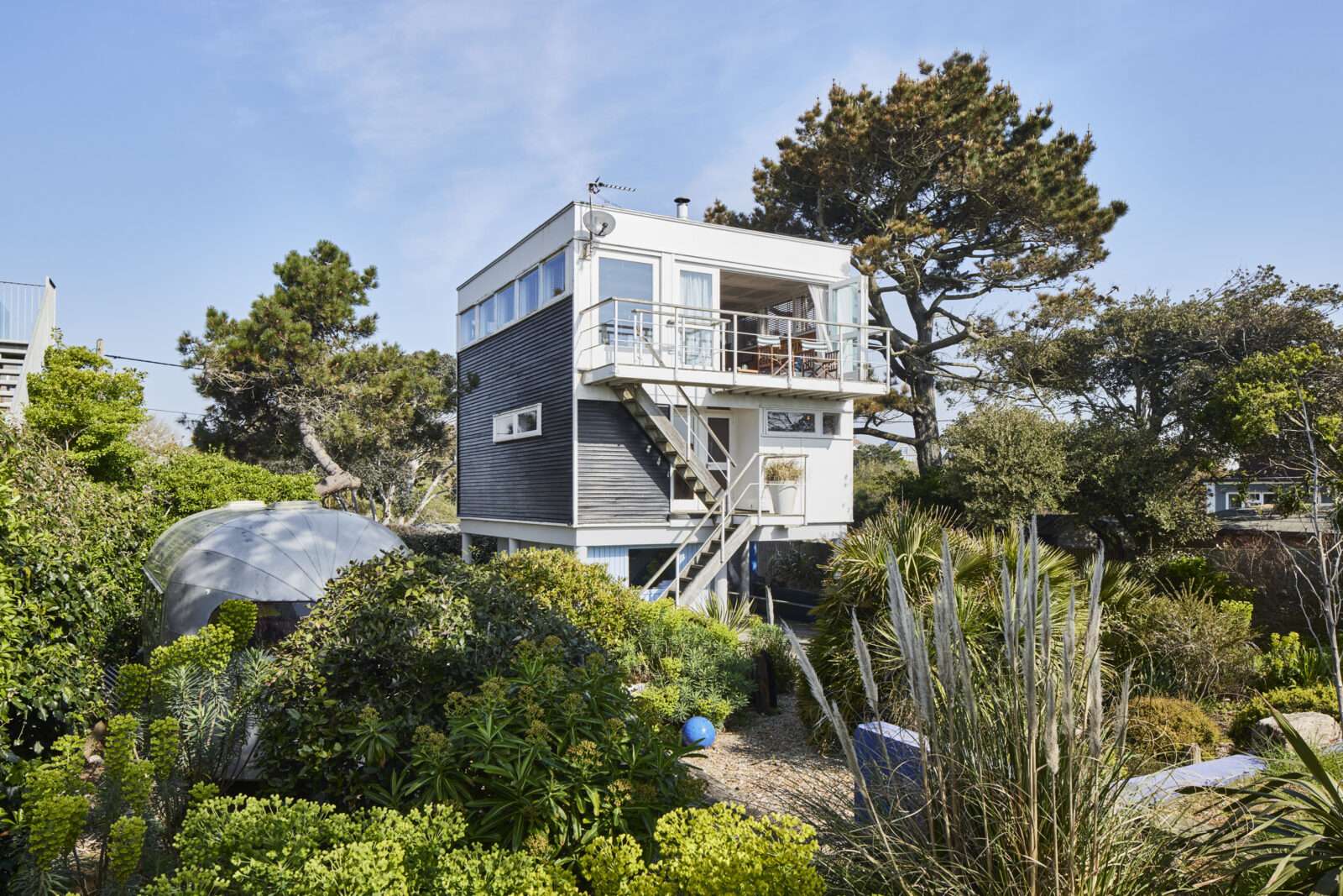 Why this 1950s modernist beach house, now on the market, makes a bigger splash